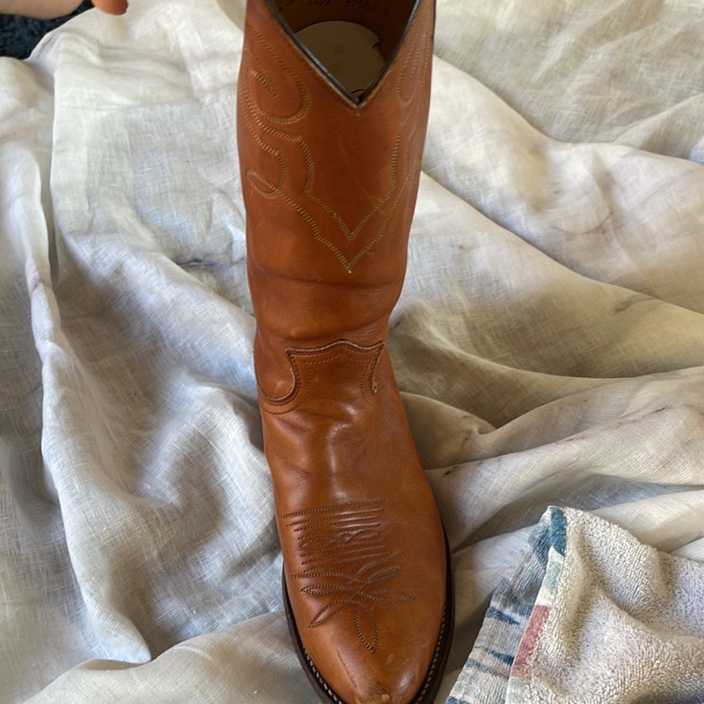 Justin’s Brown Boots kept in Wonderful Shape - Picture 3 of 6